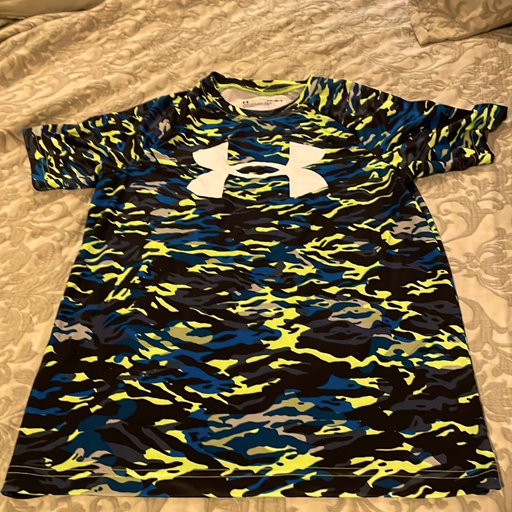 Boys athletic shirt Under Armor size YLarge